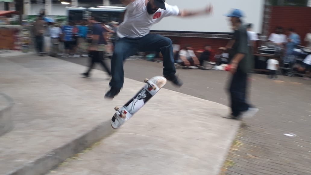 Imagem de skatista executando manobra na Mostra Flanantes